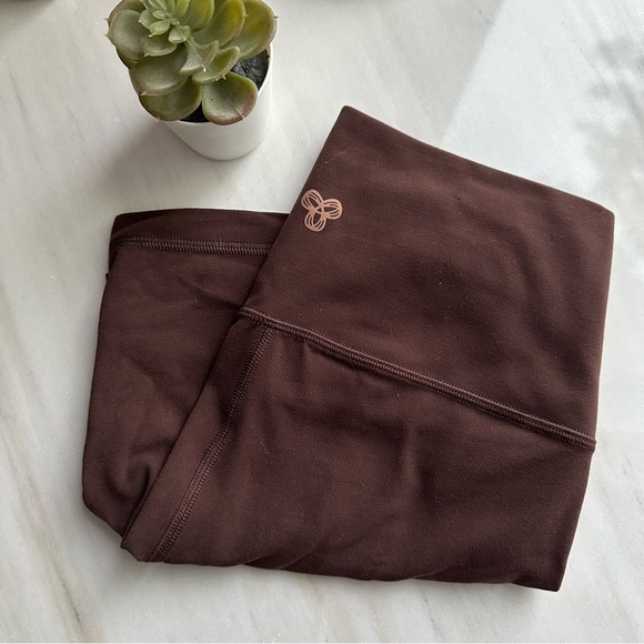 Aritzia - TnaButter Hi-Rise 5” Short - Picture 3 of 3